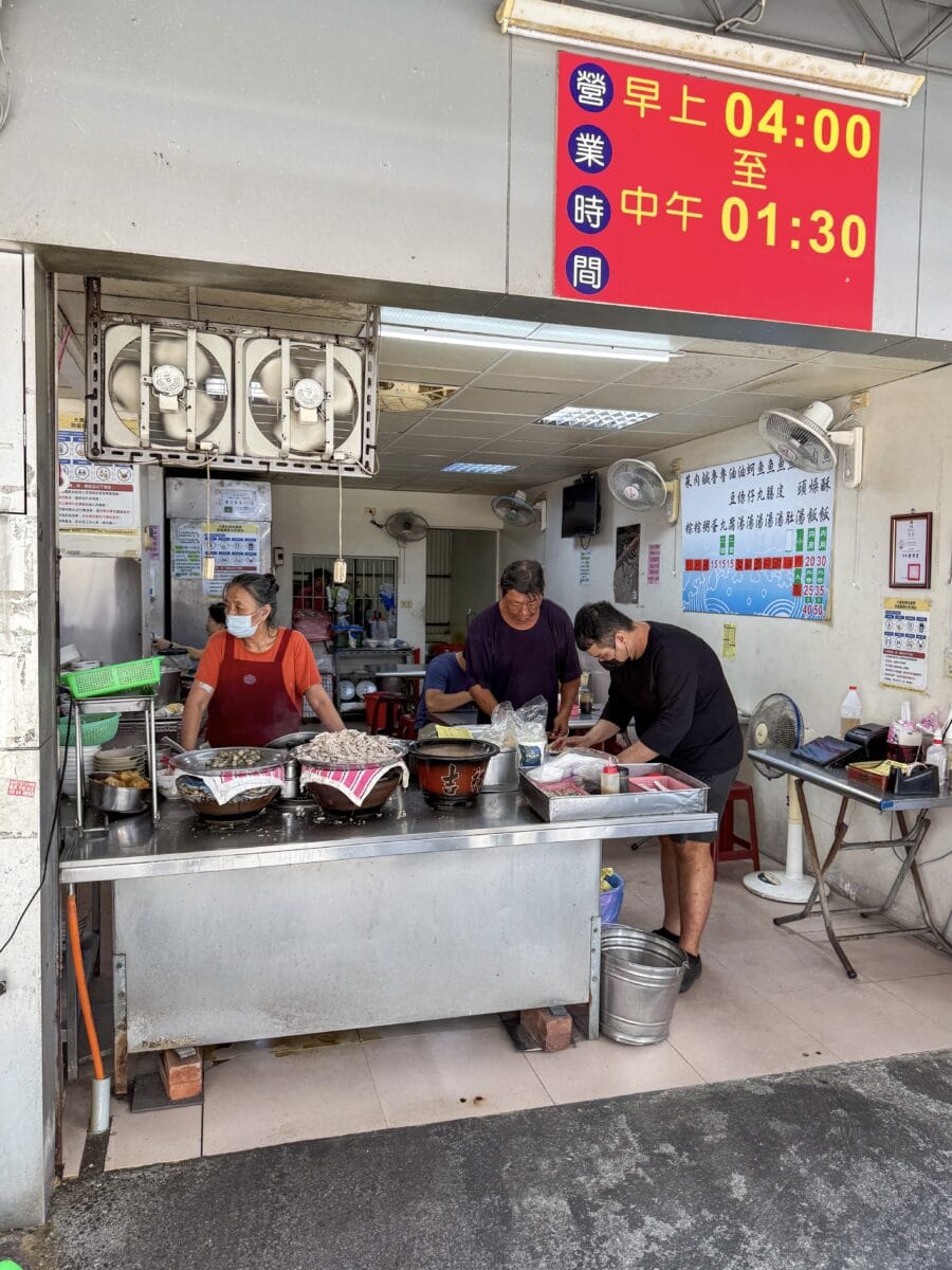 Chef aan het koken bij Dayong Street No Name Congee