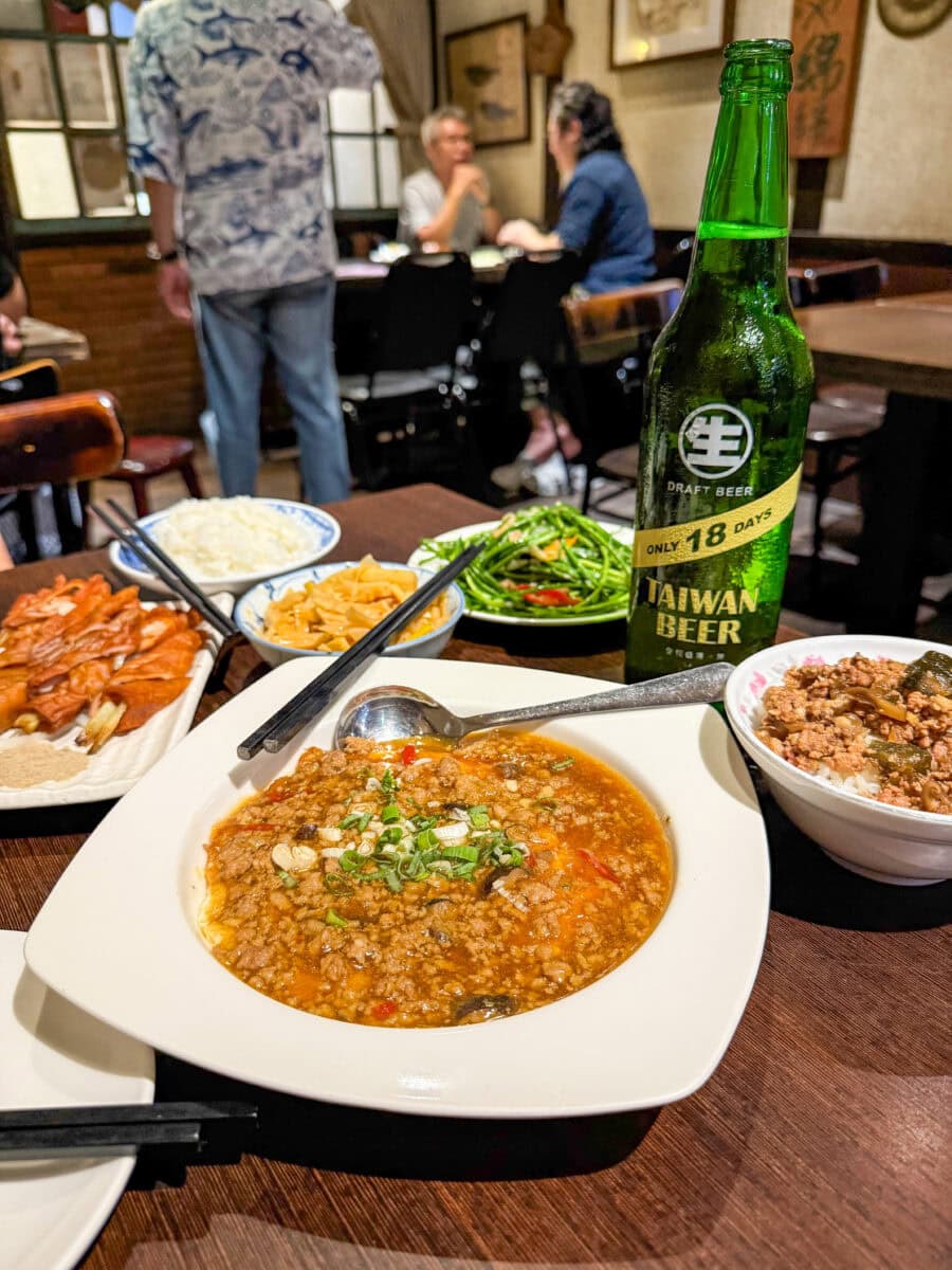 Verschillende Taiwanese gerechten bij James Kitchen in Taipei