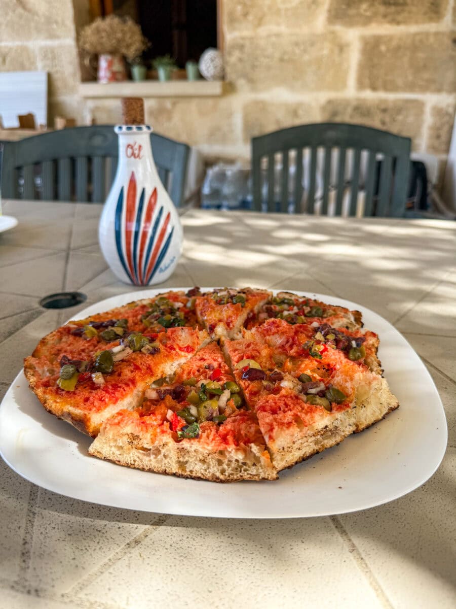 Typische snack uit Malta met olijfolie