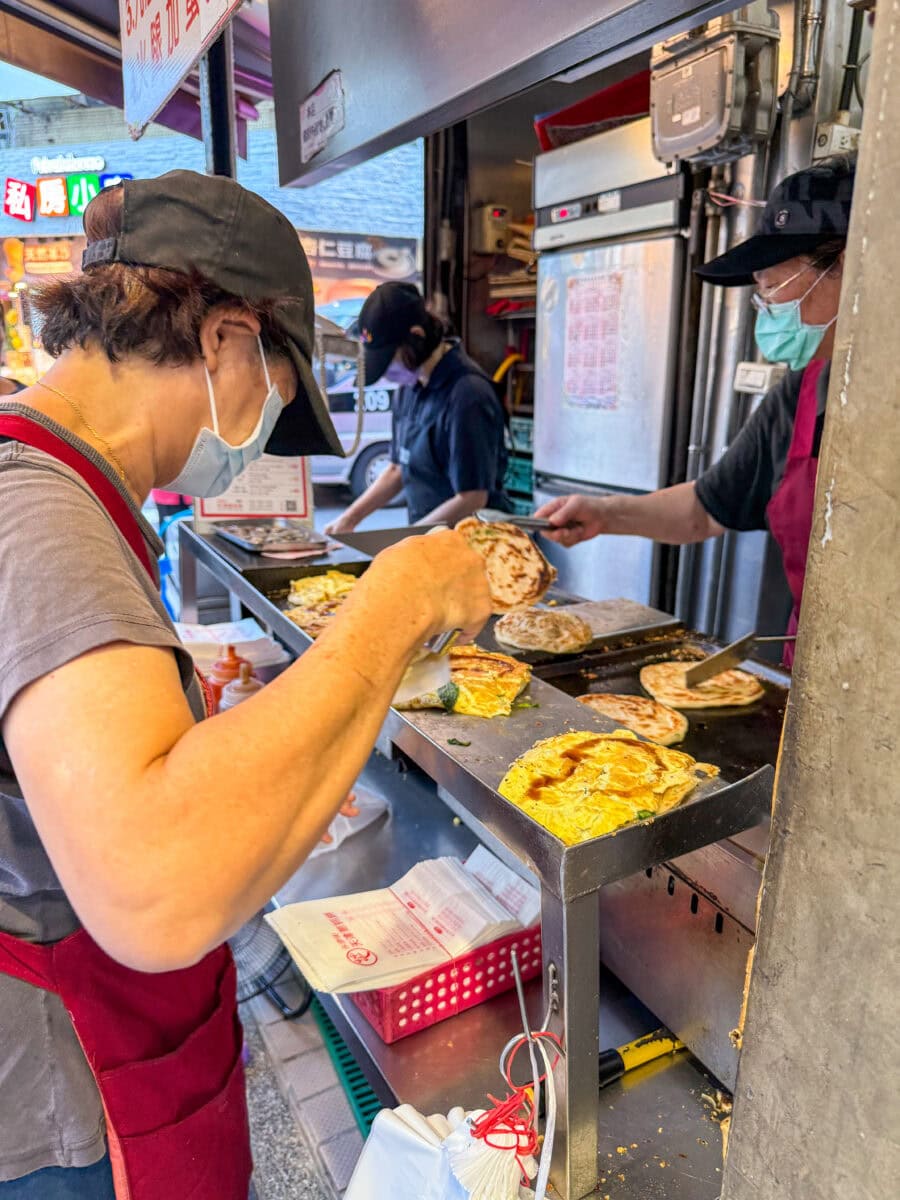 Chef bakt scallion pancakes bij Thanh Ky in Taipei