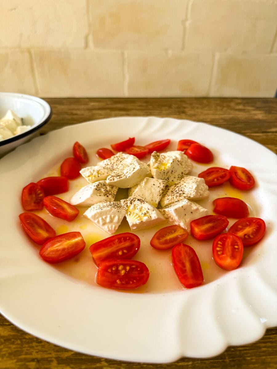 Gbejniet met verse tomaten en olijfolie op Gozo