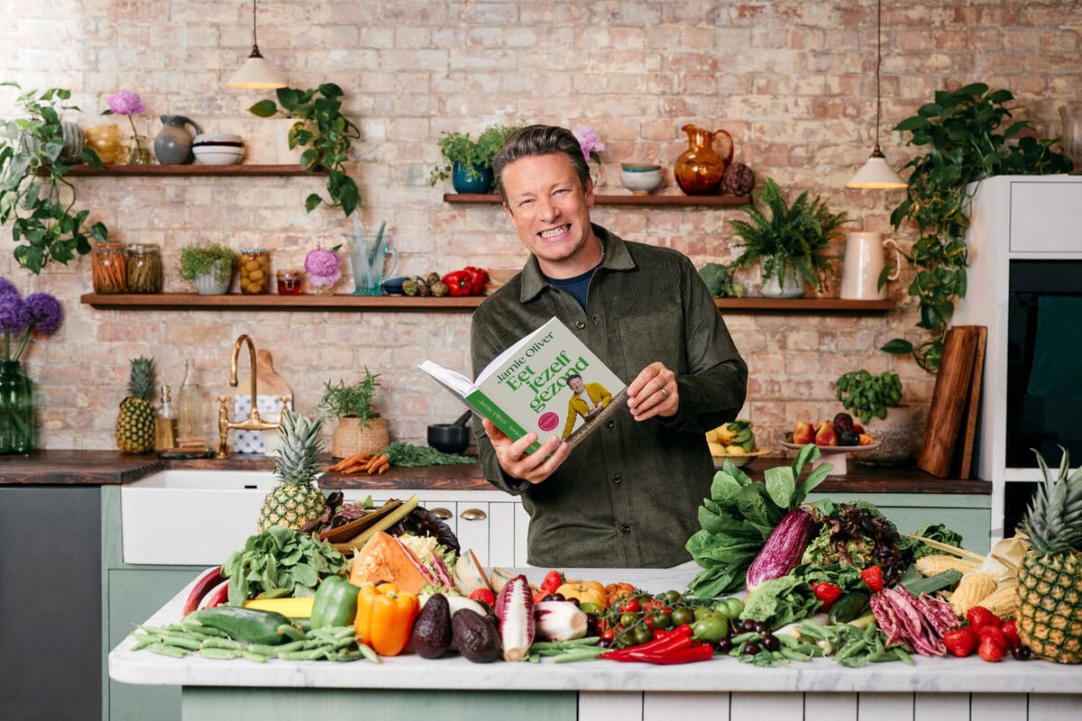 jamie oliver houdt boek vast