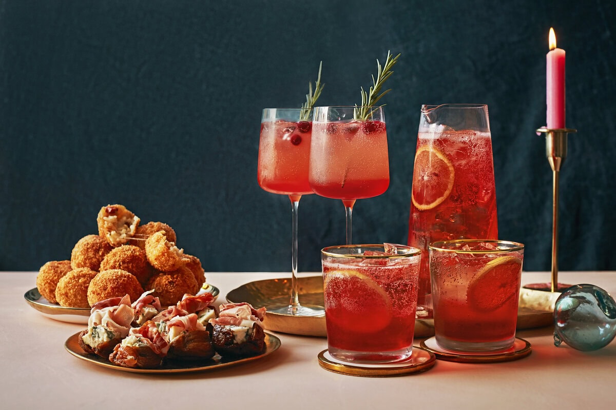 glazen met kerstcocktails met hapjes erbij