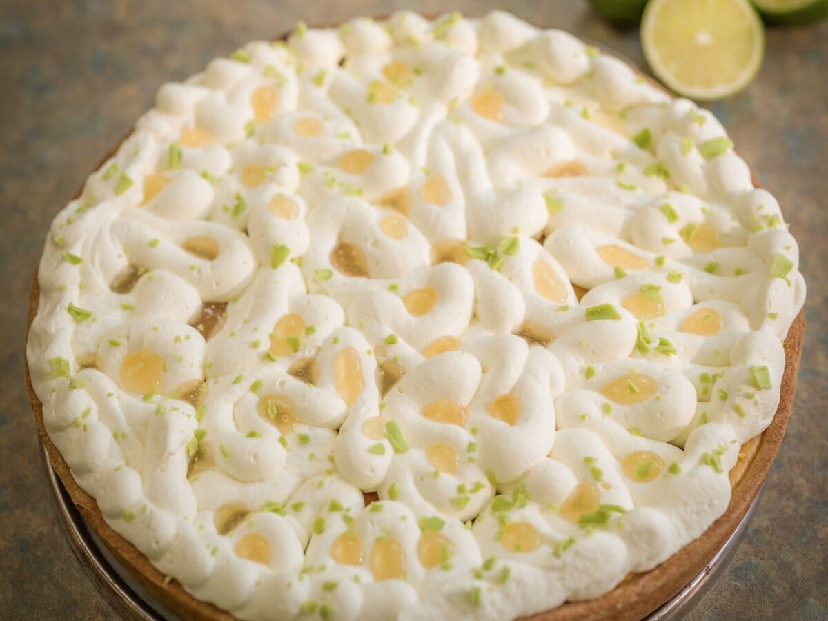 Rijstevlaai op bladerdeeg met mirabellen en yuzuroom