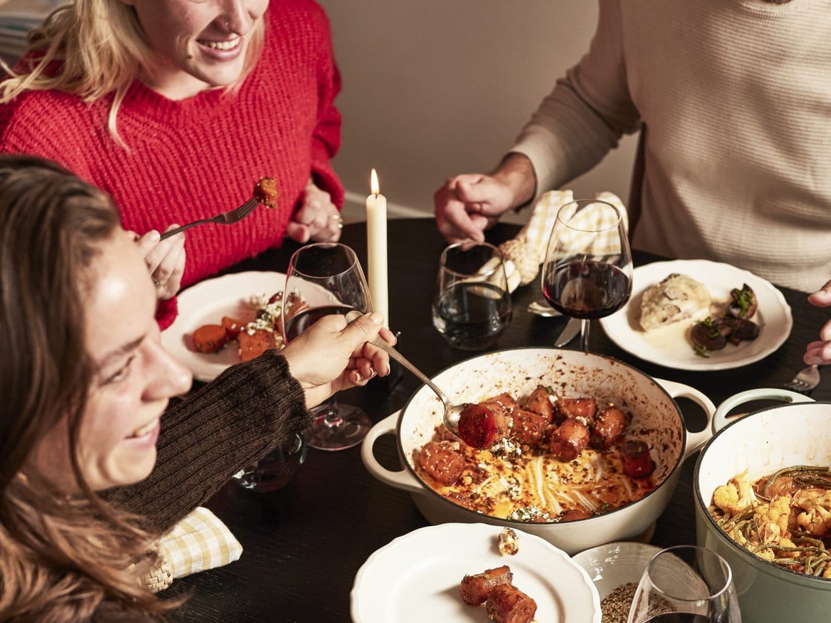 mensen aan tafel met stoofgerechten