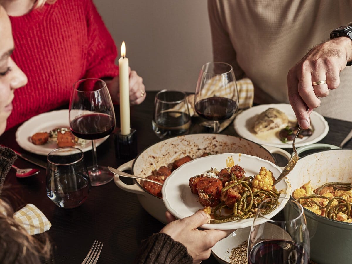 bord met stoofgerecht met jackfruit erop