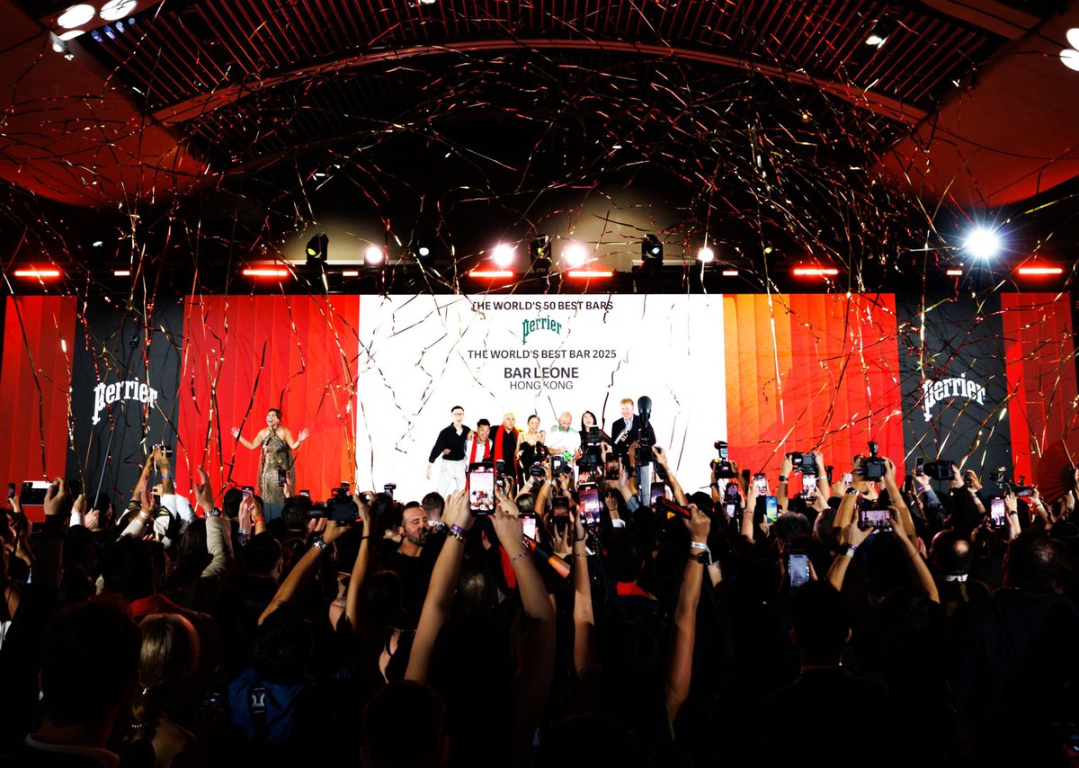 Podium met alle winnaars van The World's 50 Best Bars 2025