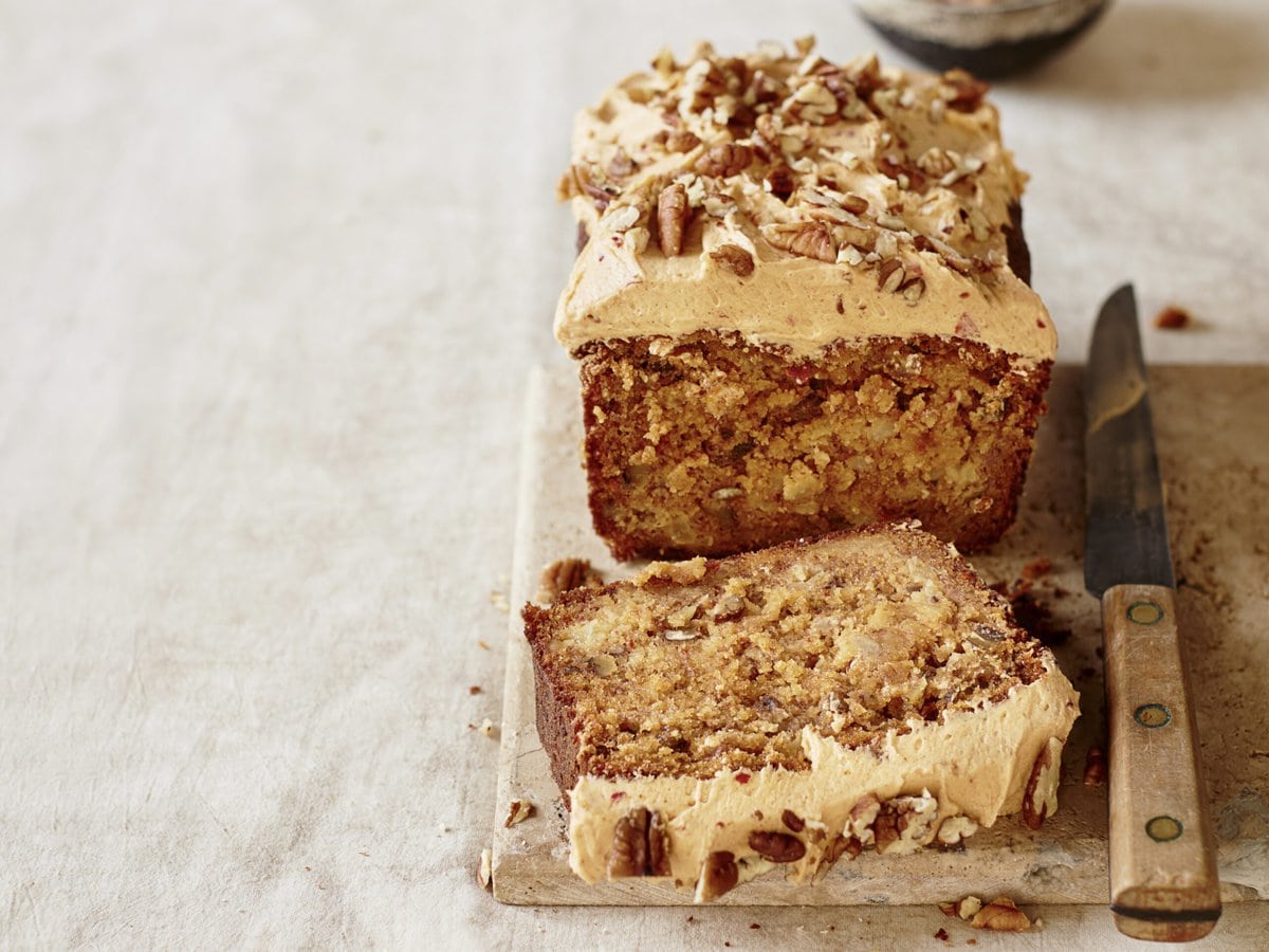 Ananas-banaan-harissacake met een laag botercrème en pecannoten erop