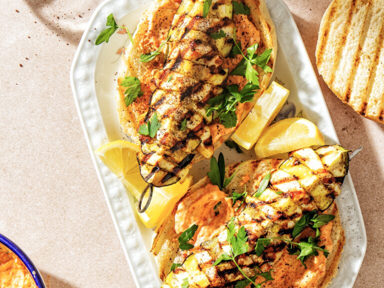 Aubergine-kipspiesjes met sumak en pide