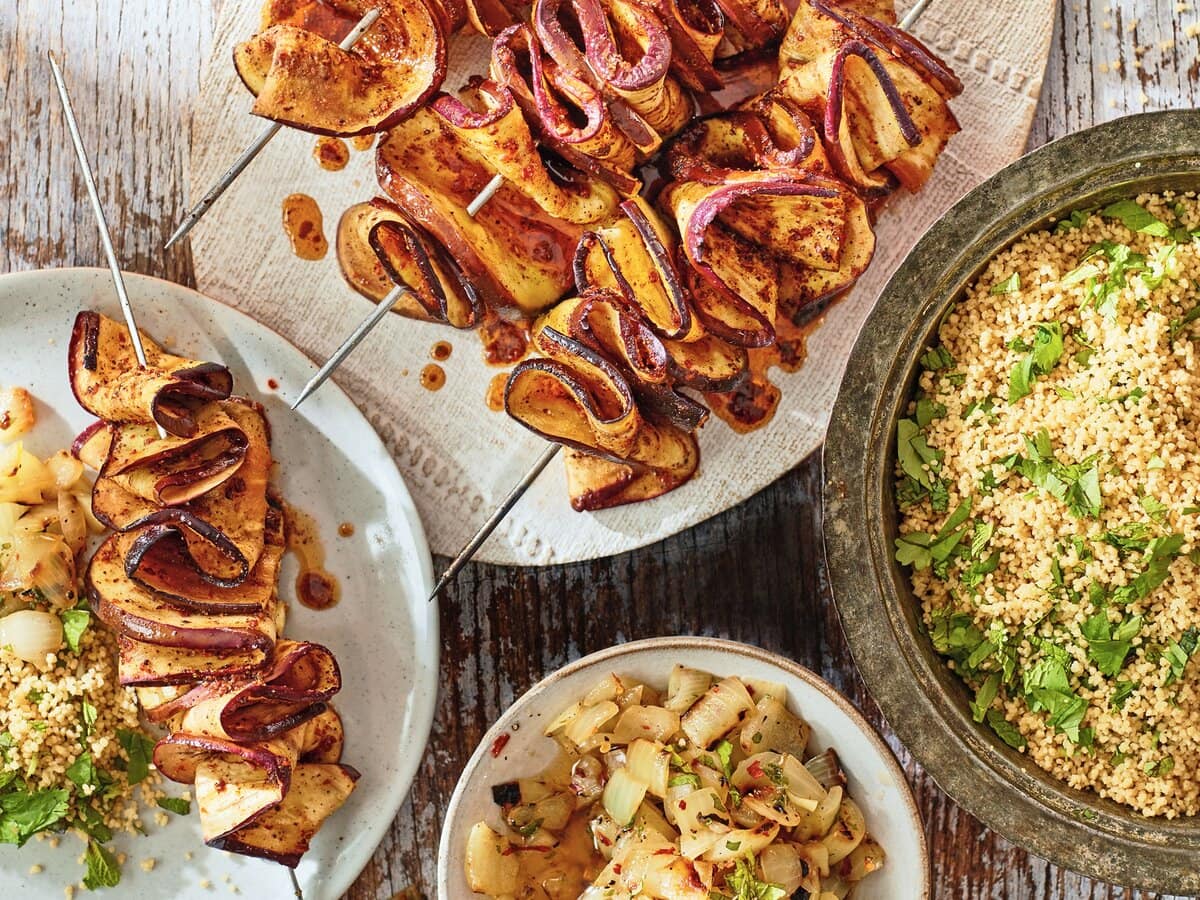 Auberginekebab aan een spies met uiensalsa en couscous salade