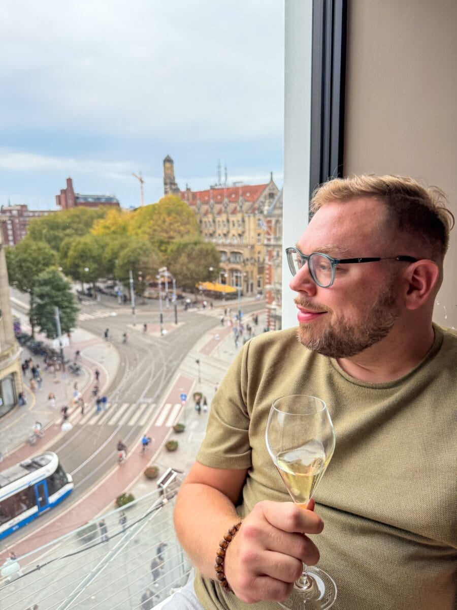 Bas in de vensterbank van Hotel The Diamond in Amsterdam