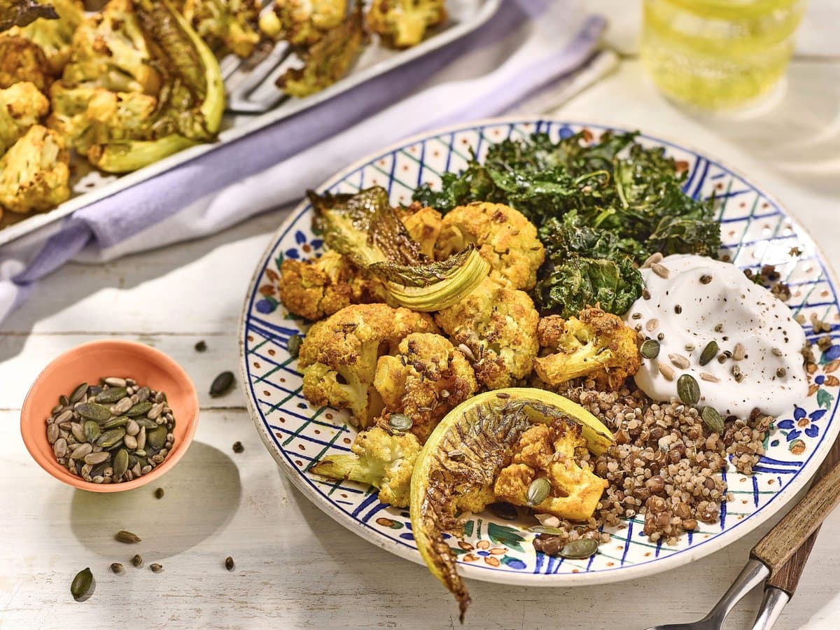 Bowl met bloemkool, quinoa, kokosyoghurt en citroen