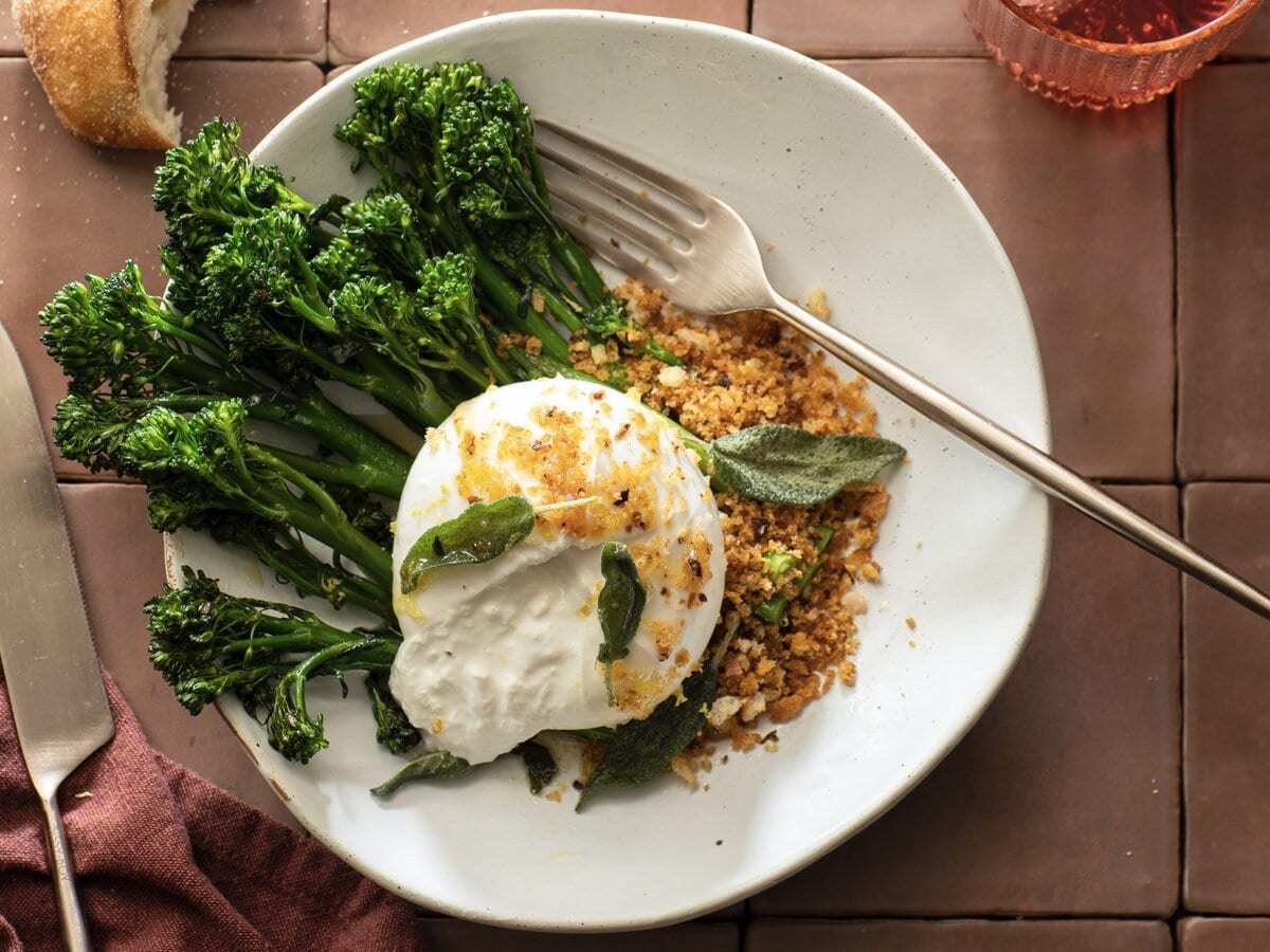 Burrata met gegrilde aspergebroccoli en pancetta