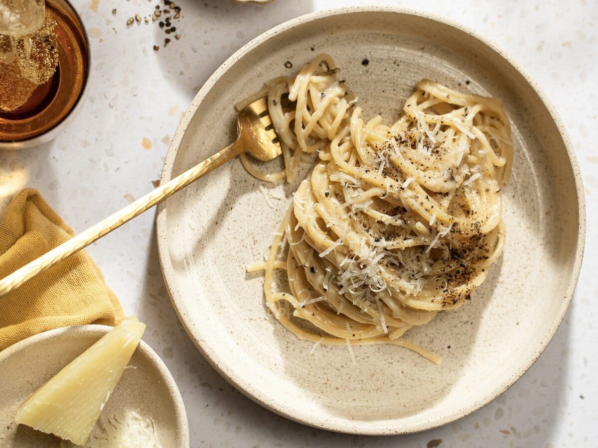 Spaghetti cacio e pepe met geraspte kaas erover