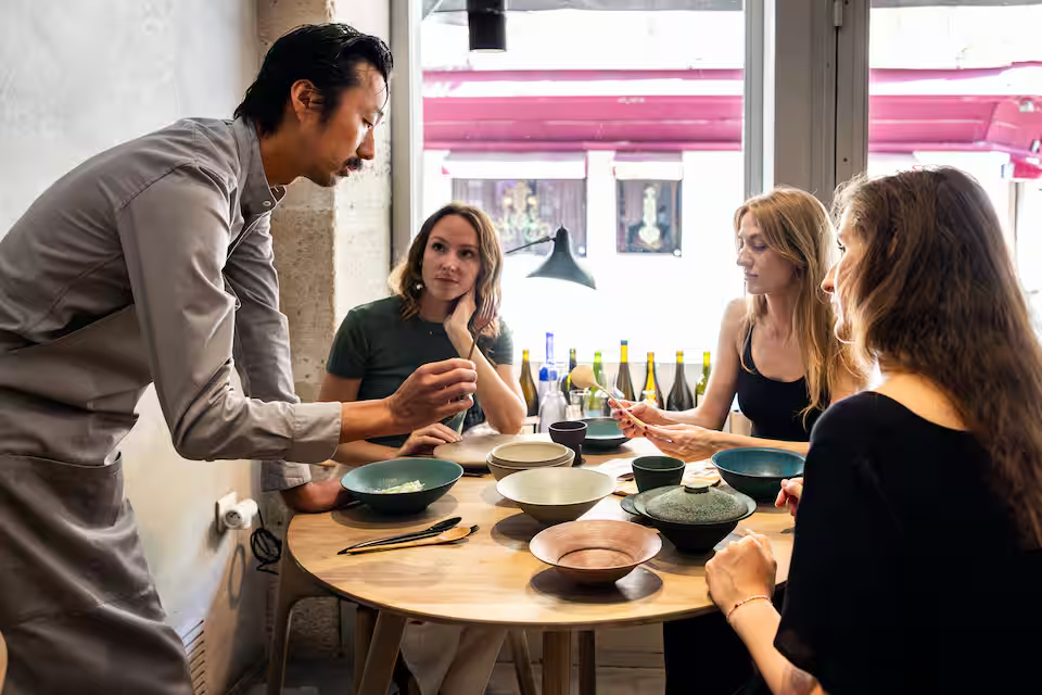 Chef-kok Atsushi Tanaka serveert zijn gerechten uit aan tafel
