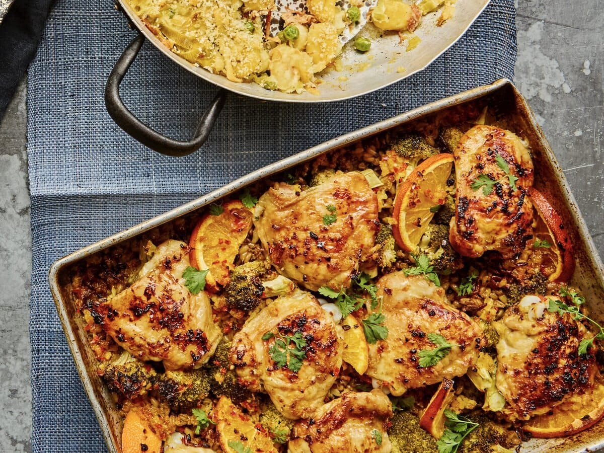 Traybake met onder andere kip, sinaasappel, limoen, gember, broccoli en quinoa