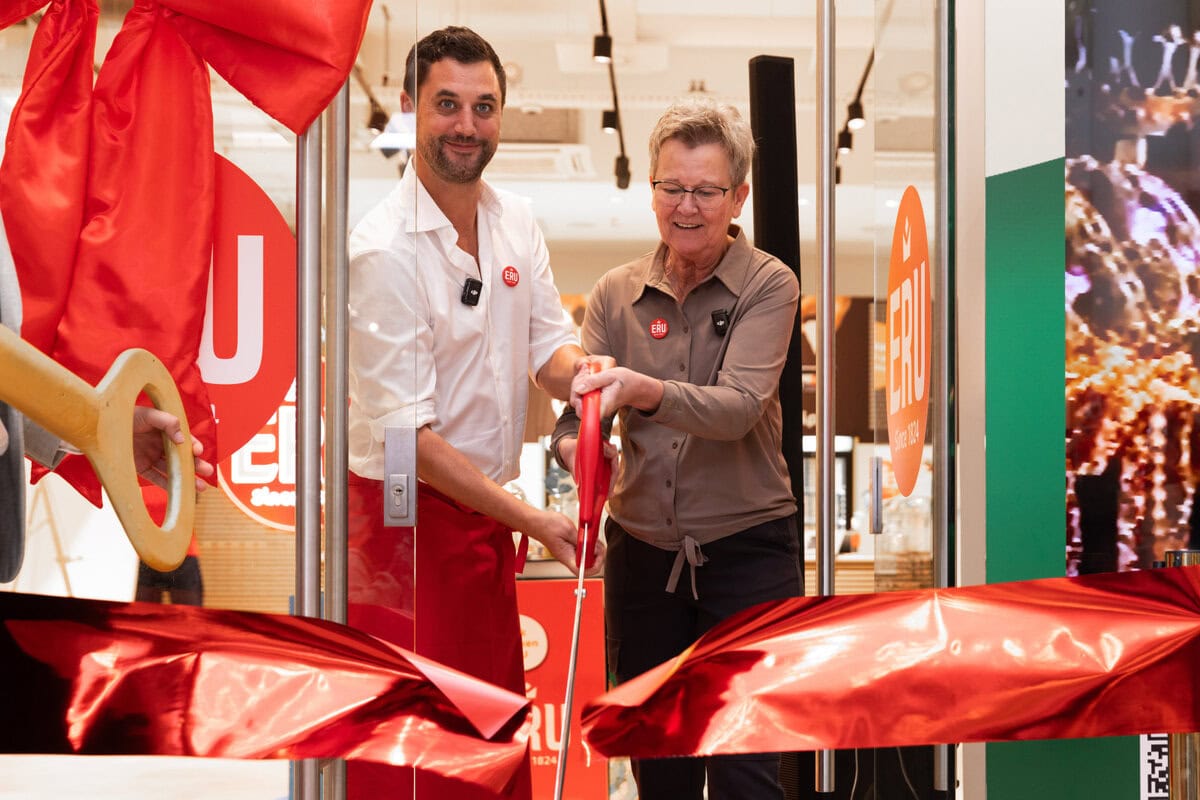 ERU smeerbar Utrecht Victor en vrouw knippen touw door