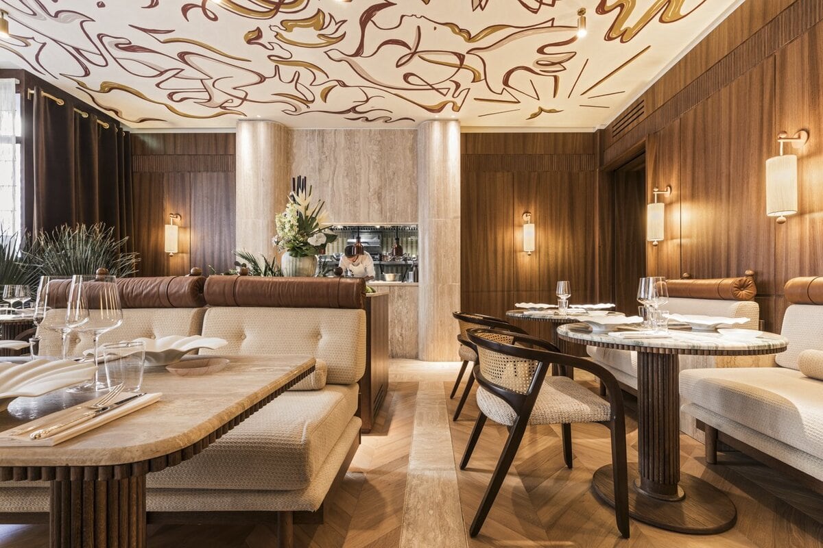 Interieur van een restaurant in Parijs