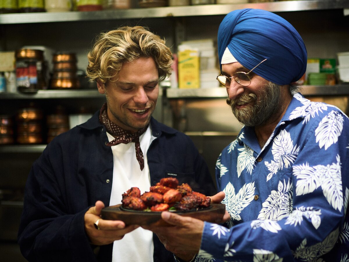 Chef van der Lecq met eten en eigenaar toko