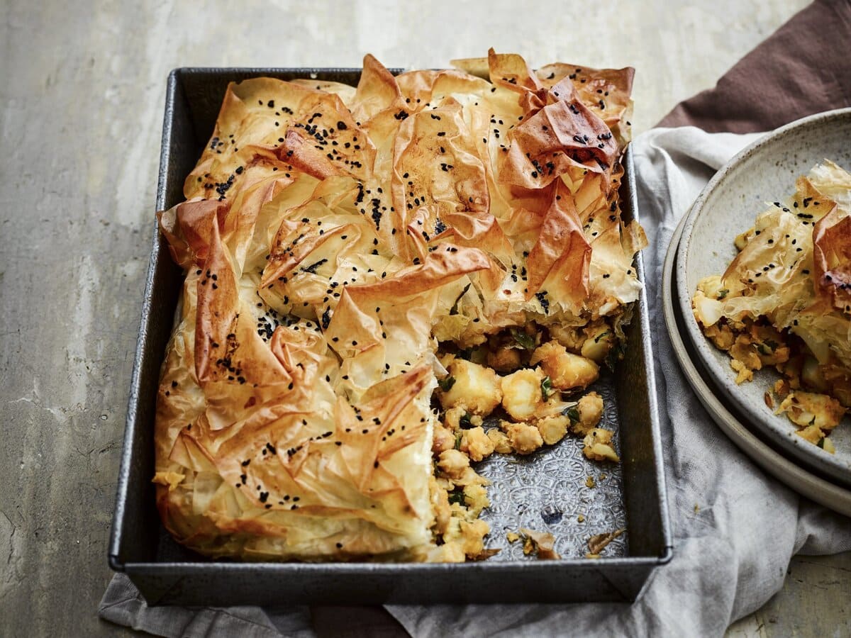 Filotaart in ovenschaal met curry-aardappels en kikkererwten vulling