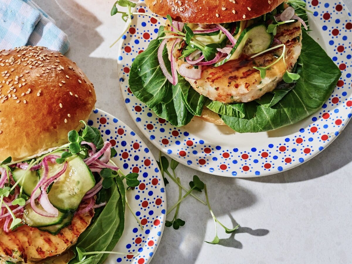 Thaise garnalenburger met sweet chilisaus, rode ui en tatsoi