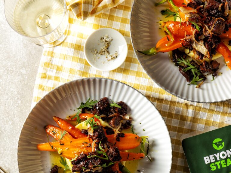 Geglaceerde wortel met dragonboter, aardappelpuree en crispy Beyond Steak