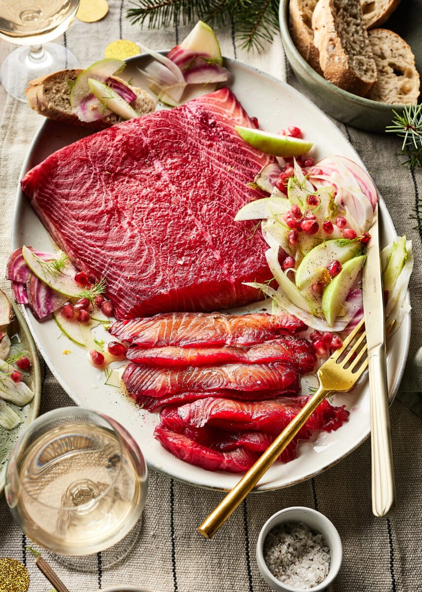 Gemarineerde zalm in biet op bord