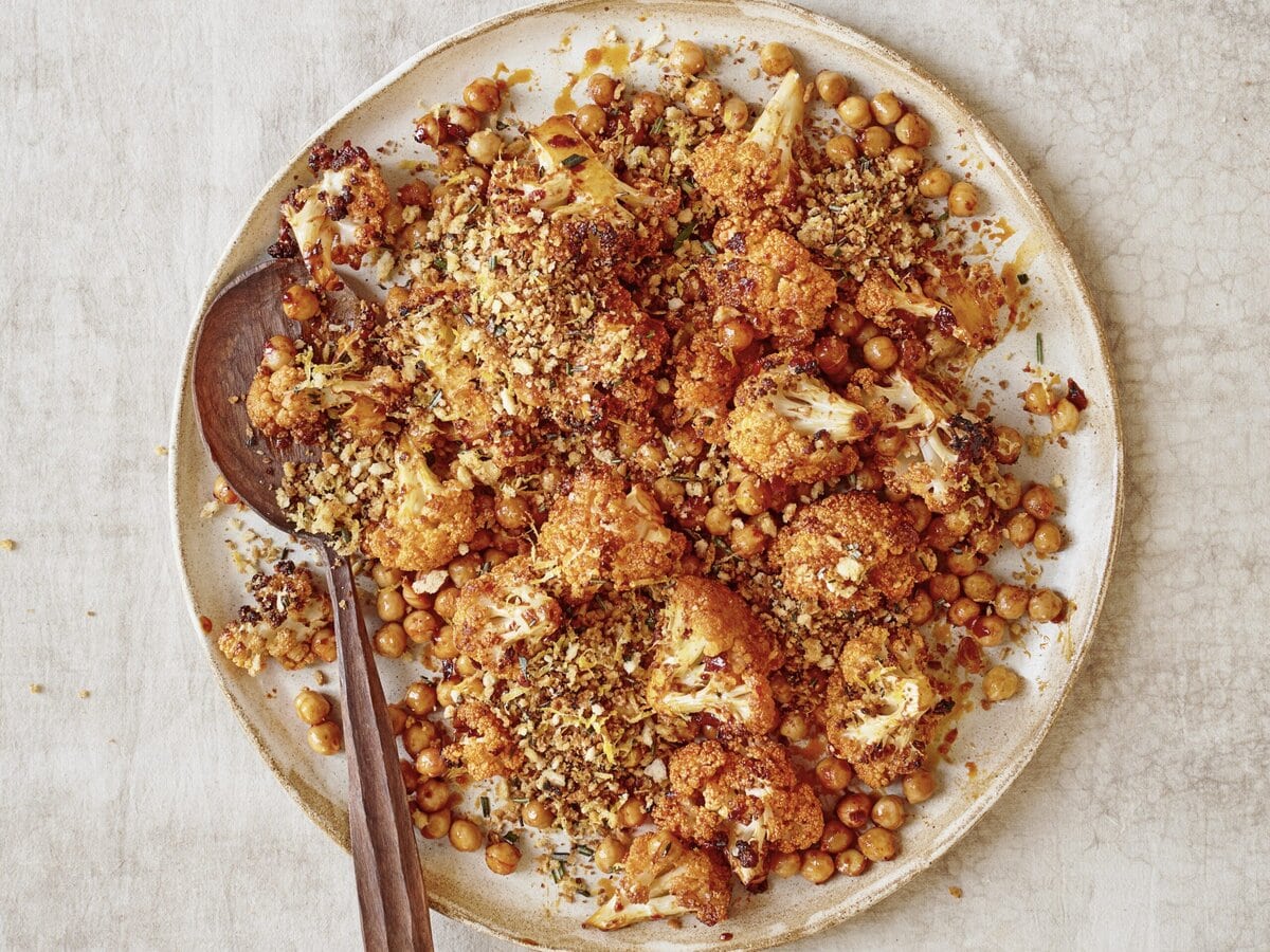 Geroosterde bloemkool met rozenharissa, kikkererwten en citroenpangrattato