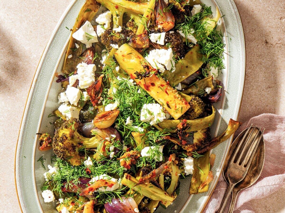Groentetraybake met onder andere broccoli, courgette, snijbonen, witte kaas en dille