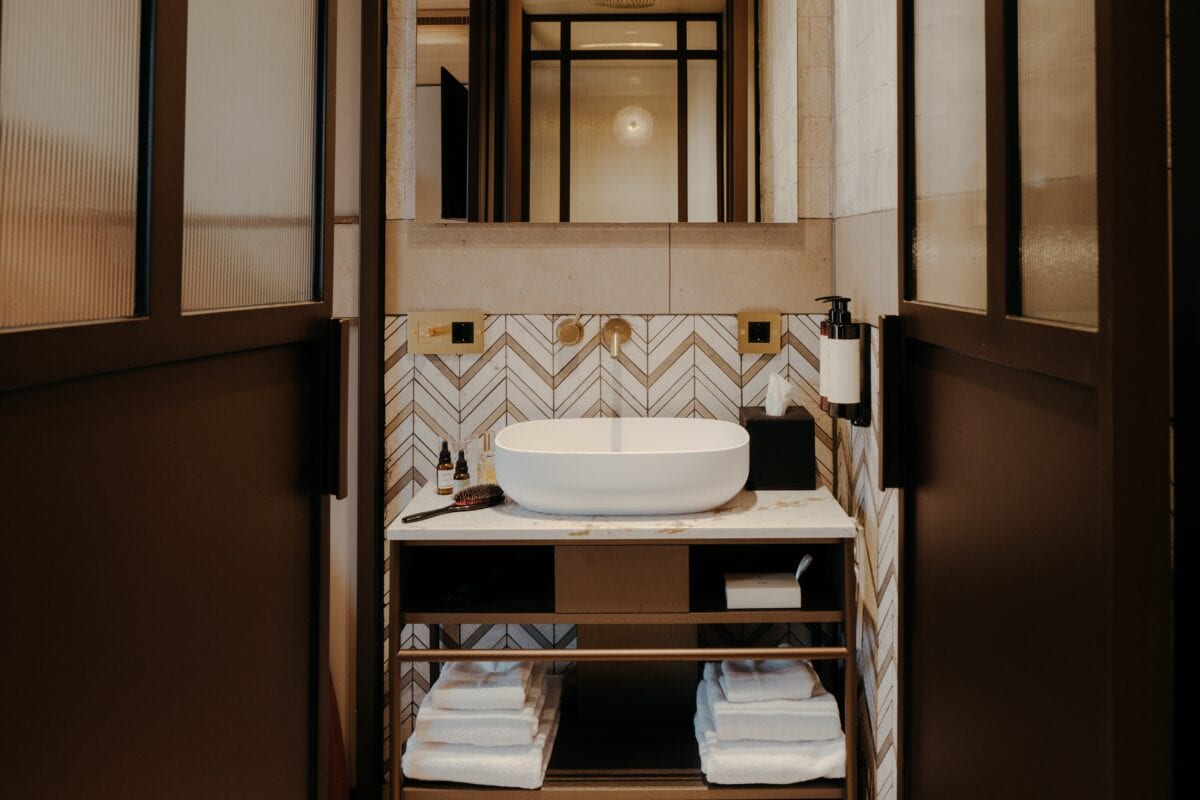 Badkamer in een hotelkamer van Hotel The Diamond in Amsterdam