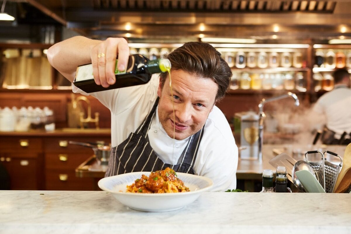 Jamie Oliver met een bord pasta