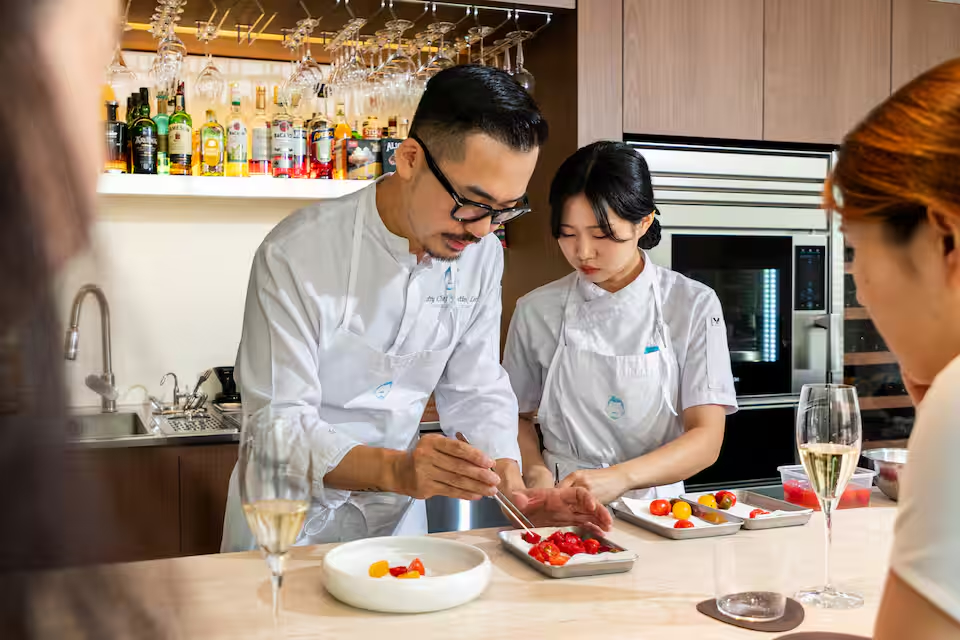 Chef-kok Justin Lee geeft een workshop voor Airbnb en Chef's Table in Seoul