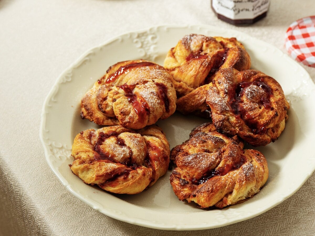 Vijf kardemom-frambozenbuns