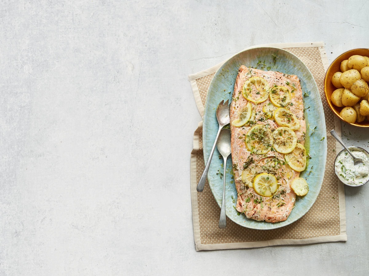 Zalm uit de oven met citroen erop en daarnaast dille-mosterdmayo en een aardappelsalade