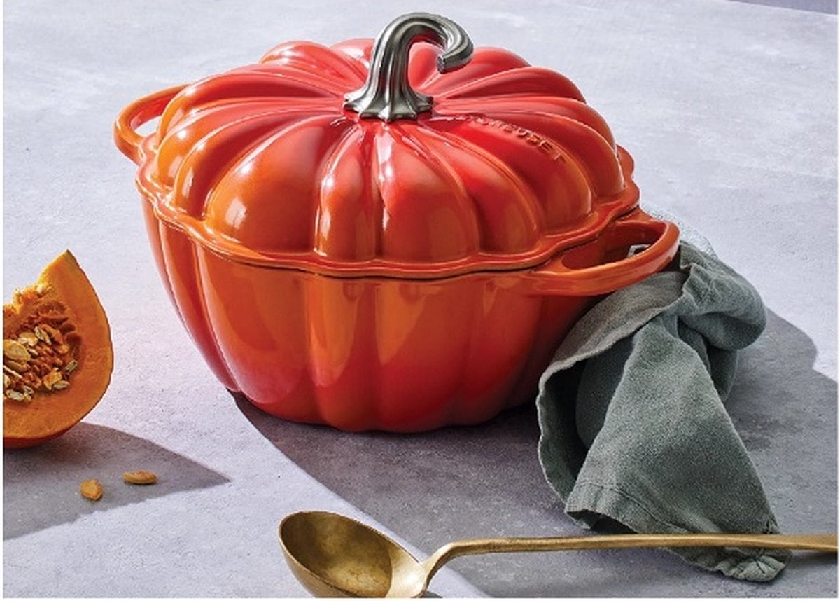 Le Creuset braadpan met lepel en pompoen