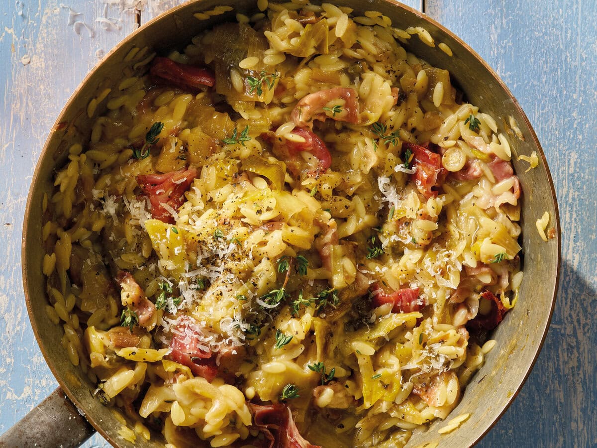 Orzo_prei_prosciutto in een pan