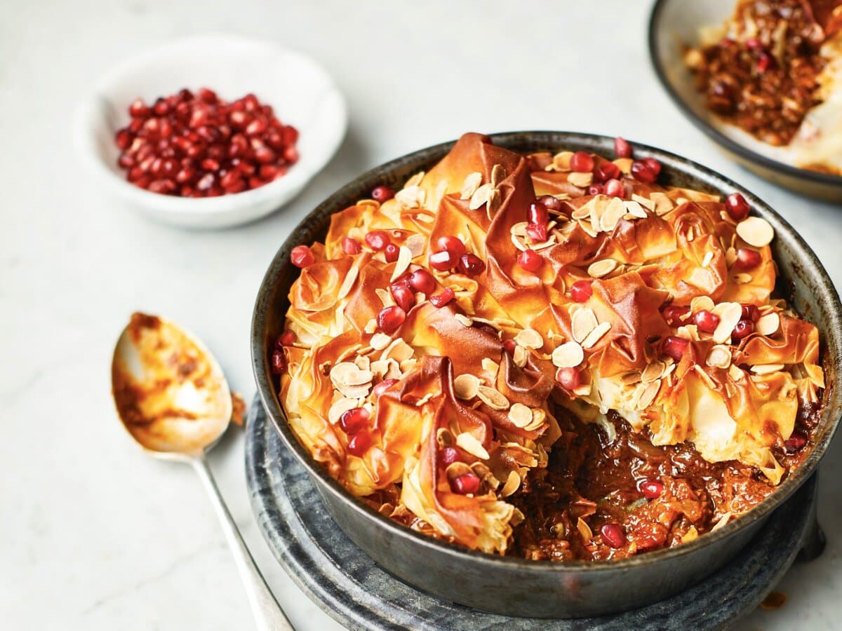 Pastei van filodeeg met onder andere lamsvlees, granaatappelmelasse en amandelschaafsel