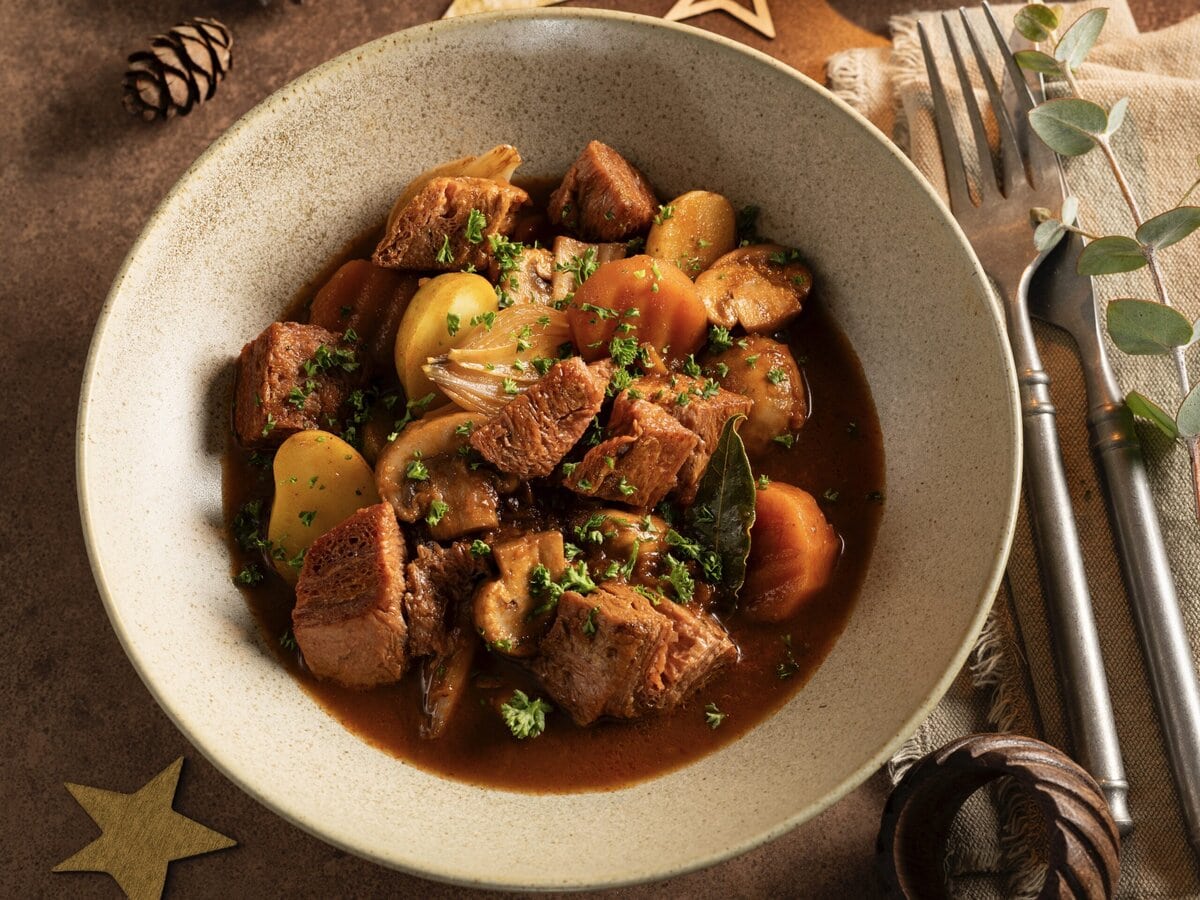 Plantaardige boeuf bourguignon met wortel, krieltjes en sjalot