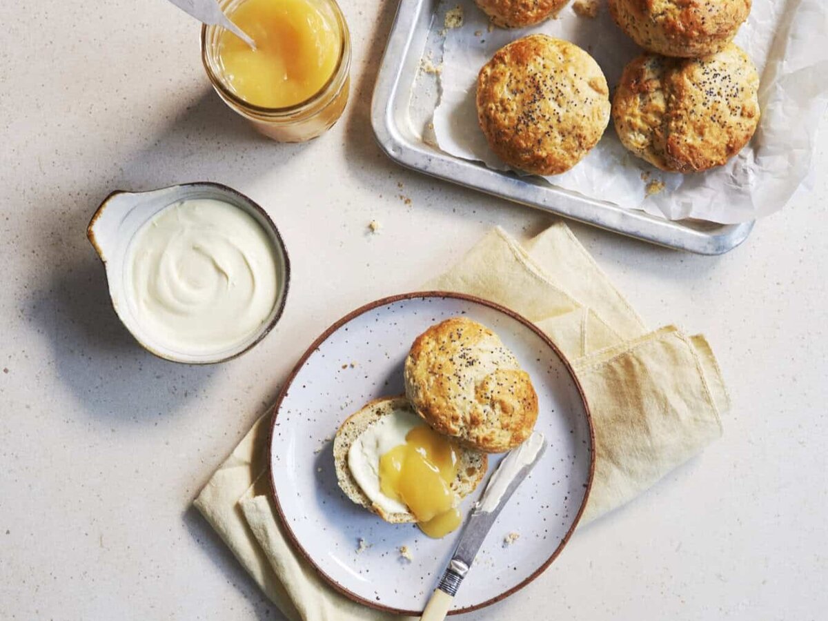 Poppy seed scones met curd op een bordje