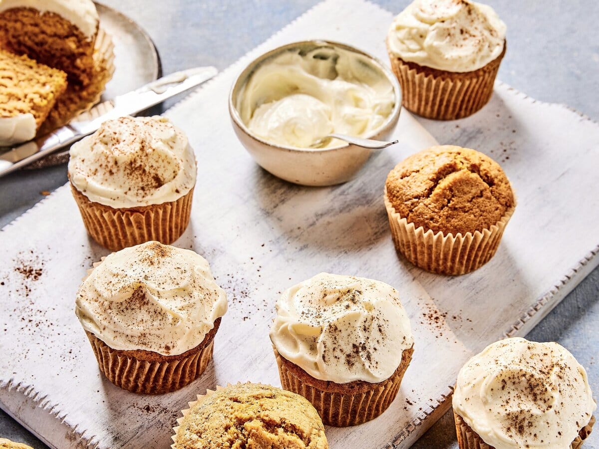 Pumpkin-spicemuffins met roomkaasfrosting met kaneel erover