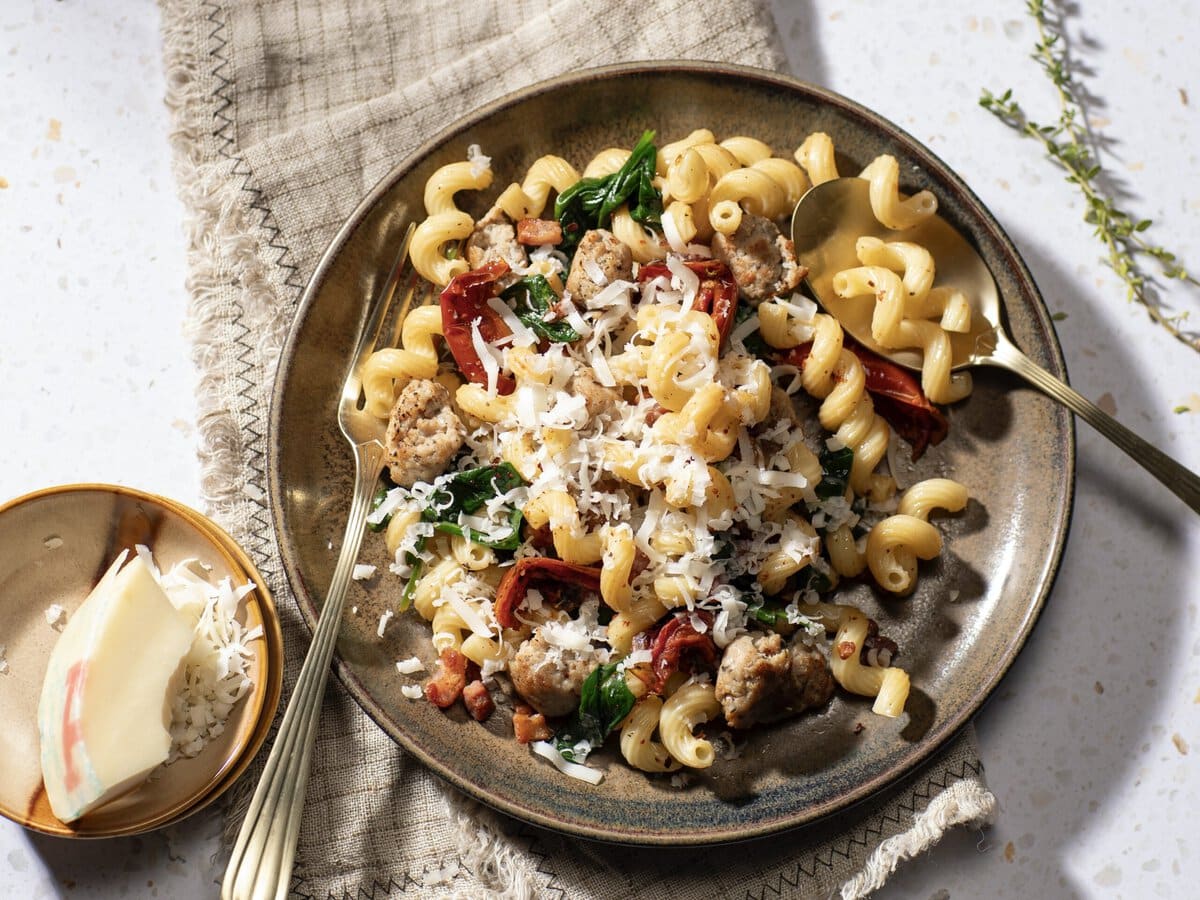 Riccioli met provolone, worst, zongedroogde tomaatjes, pancetta en spinazie.
