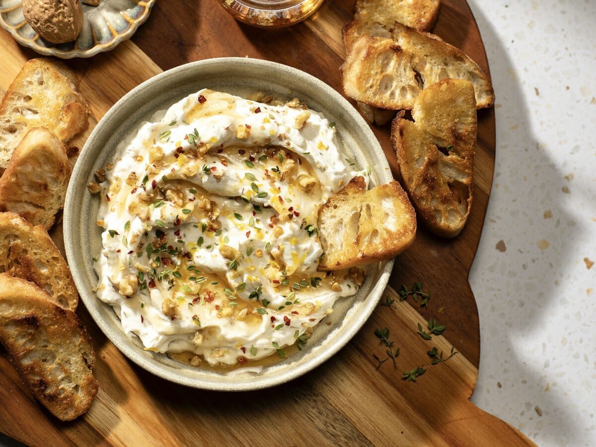 Ricottadip met chilihoning met daarnaast stukjes geroosterd brood