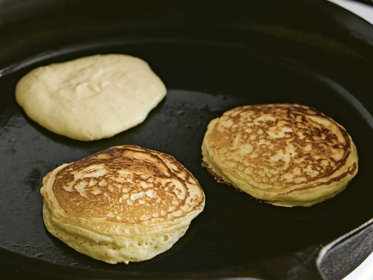 Drie ricottapancakes in een pan