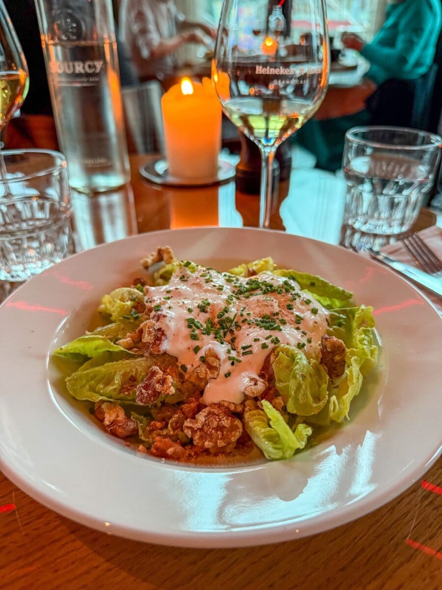 Waldorfsalade met burrata bij Heineken Hoek Bistro in Amsterdam