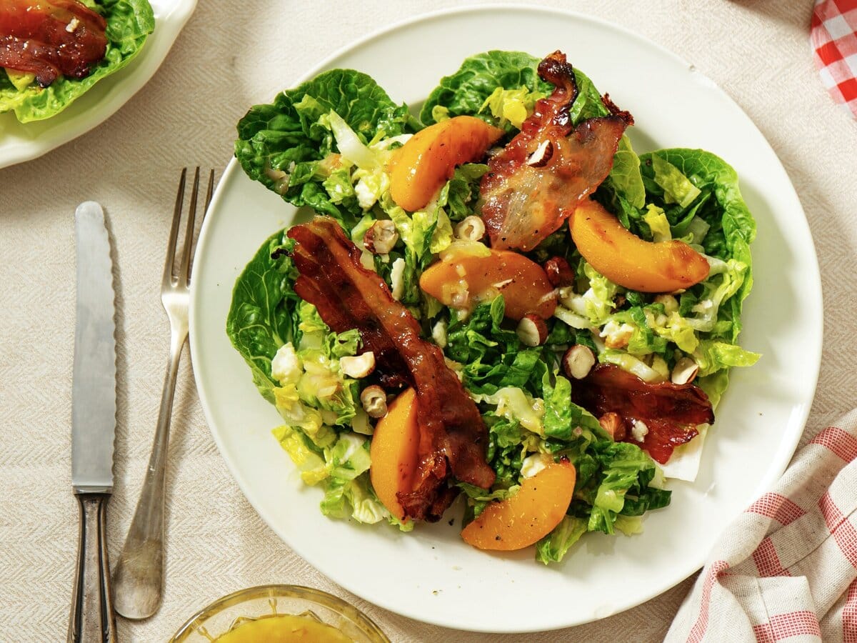 Salade met onder andere geglazuurd spek, hazelnoten en abrikozen