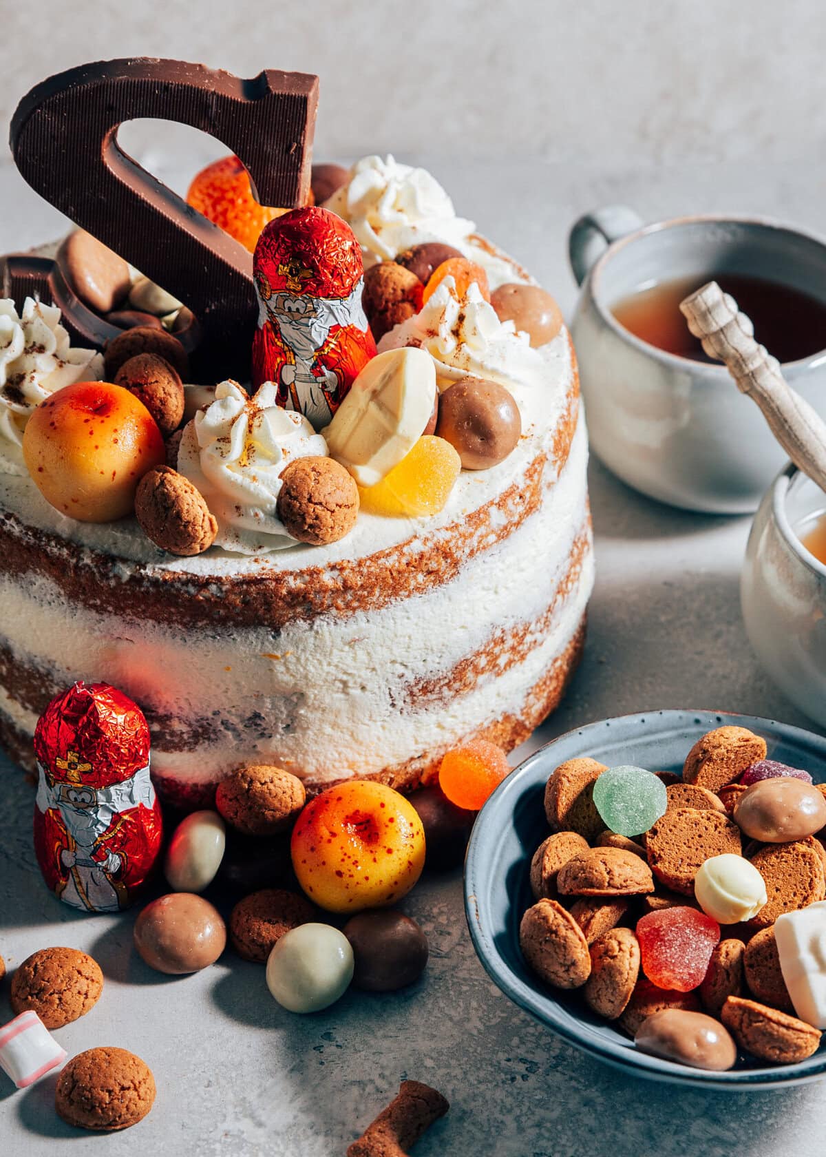 Sinterklaastaart met strooigoed en een chocoladeletter erop en eromheen