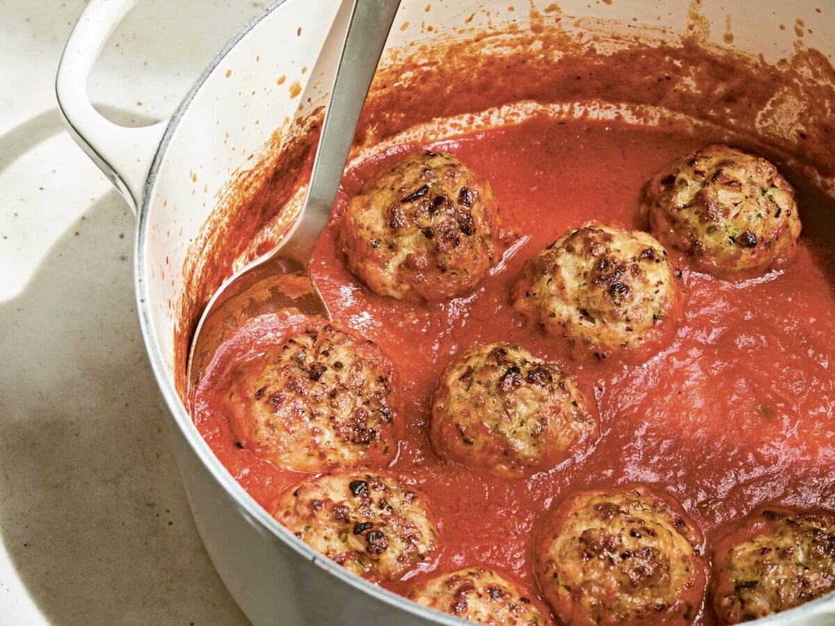 Pan met varkensgehaktballen in tomatensaus