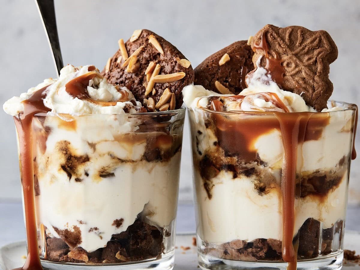 Twee glaasjes met speculaas trifle met onder andere mascarpone en karamelsaus