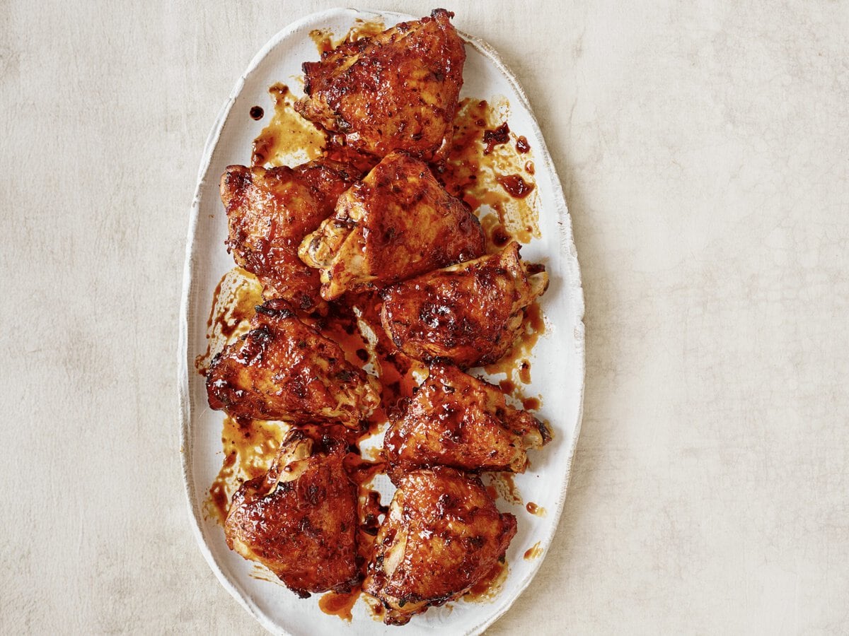 8 stukken sticky marmelade-harissakip op een bord