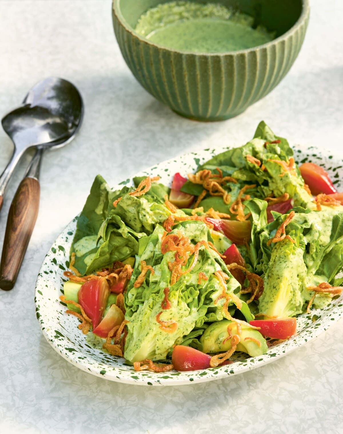 Salade met daarover een tahin dressing